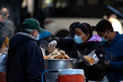 Una mujer vende tamales mexicanos en las calles de Nueva York, en noviembre.