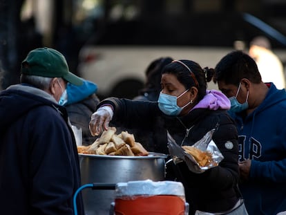 Una mujer vende tamales mexicanos en las calles de Nueva York, en noviembre.