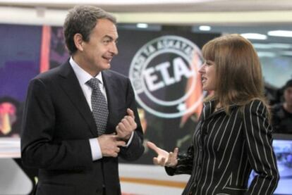 El presidente del Gobierno, José Luis Rodríguez Zapatero, con la directora de informativos de Antena 3, Gloria Lomana, poco antes del comienzo de la entrevista.