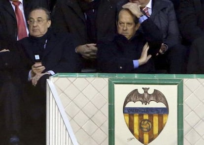 Manuel Llorente, junto a Florentino Pérez, en el palco de Mestalla