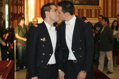 Boda en Sevilla de los dos militares Alberto Linero (izquierda) y Alberto Sánchez.