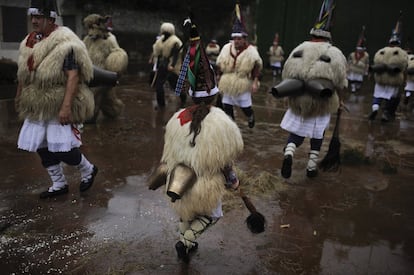 Personajes típicos del carnaval vasco los 'zanpantzar'' recorren las calles de la aldea de Ituren, en Navarra (España). 