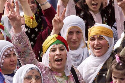 Mujeres kurdas hacen la señal de la victoria en una manifestación en Estambul por el Día Internacional de la Mujer.