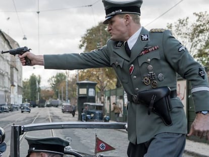 El atentado a Heydrich en un fotograma de 'El hombre del corazón de hierro'