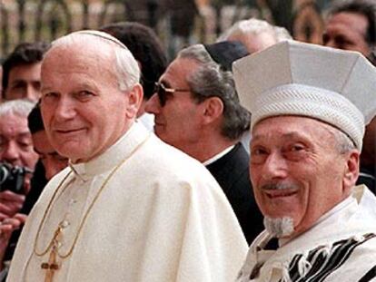 Juan Pablo II, junto a Elio Toaff, rabino jefe de Roma, en 2000, a quien cita en el testamento.