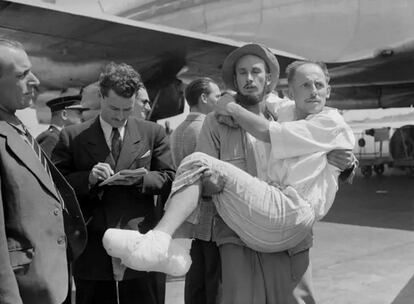 Lionel Terray lleva en brazos a Louis Lachenal, con los pies congelados, a su vuelta del Annapurna en 1950.