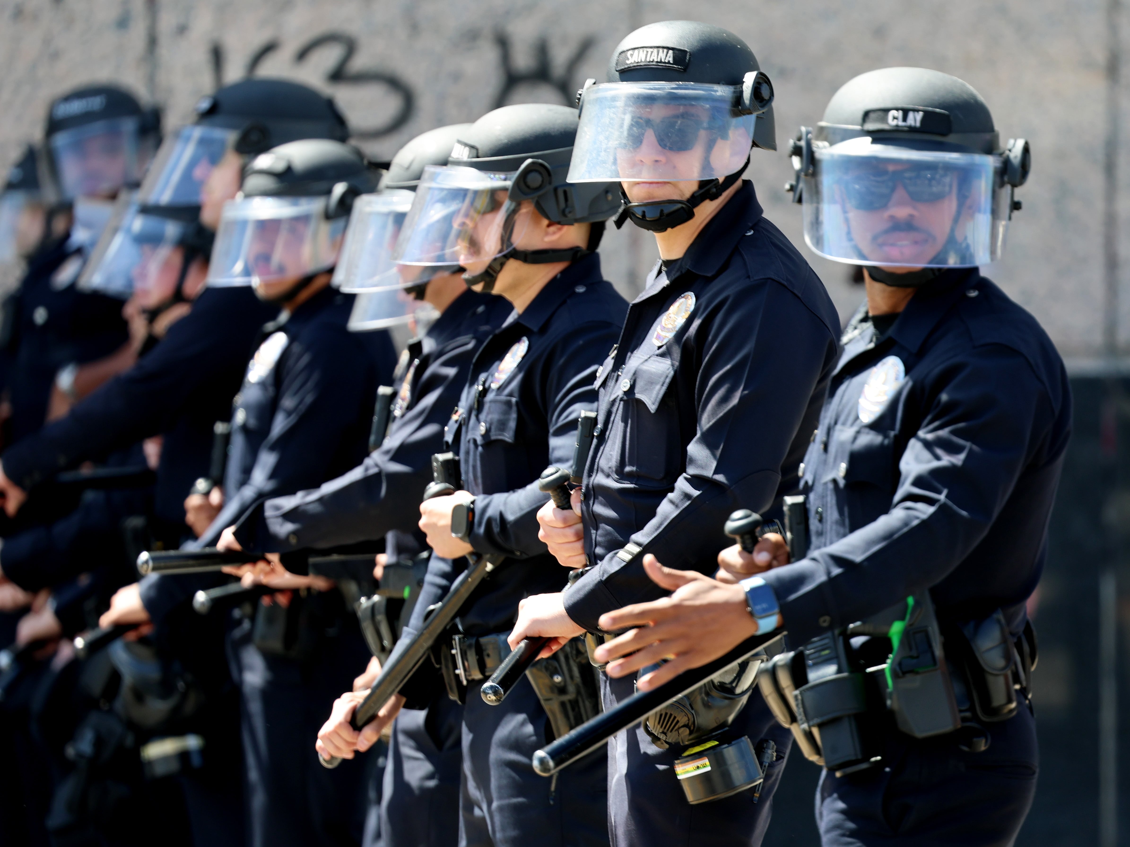 Agentes de la Policía de Los Ángeles forman una línea de contención durante una protesta contra el ICE en el Centro de Detención Metropolitano el sábado 11 de abril.