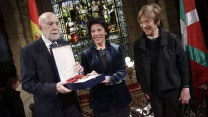 El escritor Raúl Guerra Garrido recibe de la ministra Isabel Celaá la Gran Cruz de la Orden Civil Alfonso X.