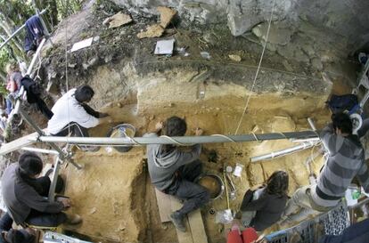 Arqueólogos trabajan en A cova de Eirós en Triacastela.