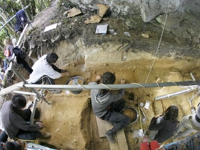 Arque&oacute;logos trabajan en A cova de Eir&oacute;s en Triacastela.