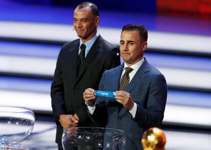 El exfutbolista y entrenador Fabio Cannavaro muestra la papeleta de Japón durante el sorteo.