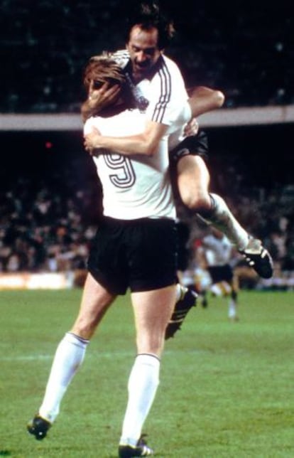 Stielike se abraza con Horst Hrubesch, en el Mundial de España 82.