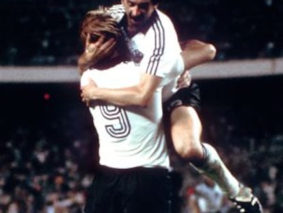 Stielike se abraza con Horst Hrubesch, en el Mundial de España 82.