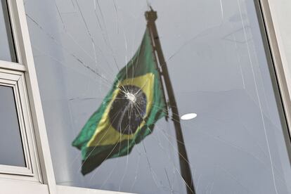Partidarios de Jair Bolsonaro, participaran en un motín antidemocrático en el Palacio de Planalto, en Brasilia, el 9 de enero de 2023.