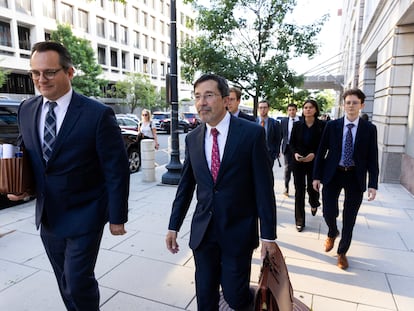 Kenneth Dintzer (en el centro), fiscal del Departamento de Justicia del Gobierno de EE UU, sale del tribunal en el primer día del juicio contra Google, el pasado día 12, en Washington DC.