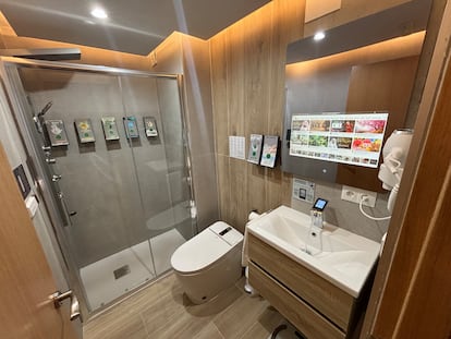 El baño de las habitaciones de Futurotel Dreams de Granada cuenta con un espejo interactivo, y un grifo y un inodoro con mandos digitales.