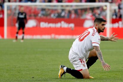 Banega, durante el partido contra el Valencia en el Sánchez Pizjuán.