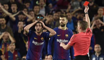 Sergi Roberto reacciona tras ser expulsado en el clásico.