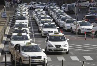 Decenas de taxis hacen cola esta tarde en las proximidades de la estación de Atocha. EFE/Archivo