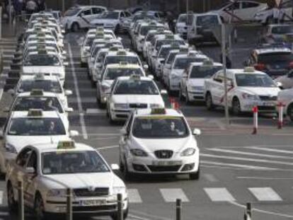 Decenas de taxis hacen cola esta tarde en las proximidades de la estación de Atocha. EFE/Archivo