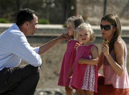 Don Felipe y doña Letizia con sus hijas, Leonor y Sofía