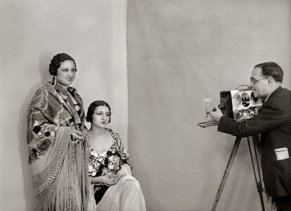 Santos Yubero retrata a las actrices Concha Constanzo y Carola Fernán Gómez (madre de Fernando Fernán Gómez) en 1934.
