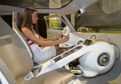 Una azafata nos muestra el interior del Citroën Cactus eléctrico, en el Salón del Automóvil en Barcelona. EFE/Archivo