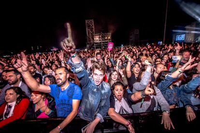 Second (en la imagen, la explanada durante su concierto) fue otro de los grupos nacionales que esperaba el público. Durante la tarde hubo dos cancelaciones de última hora: Sidonie, a la que sustituyó Viva Suecia, y Joe Crepúsculo, en cuyo lugar subieron al escenario Las Chillers.