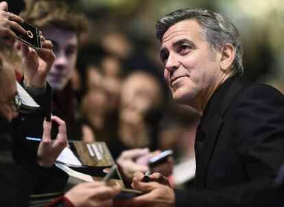 El actor estadoundiense George Clooney a su llegada a la presentación de la película '¡Ave, César!' que inaugura la 66ª edición del Festival Internacional de Cine de Berlín, el 11 de febrero de 2016.