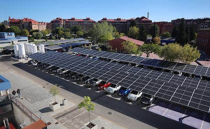 El aparcamiento solar del Hospital Universitario HM Puerta del Sur (Móstoles), este viernes.