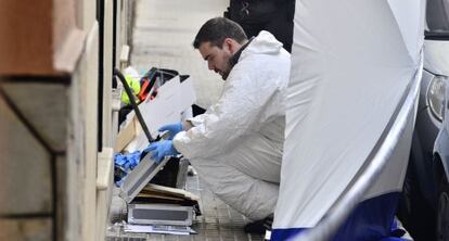 La Polic&iacute;a Cient&iacute;fica toma muestras tras el incendio.