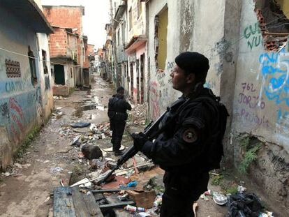 Policías en la favela Manguinhos de Río de Janeiro.