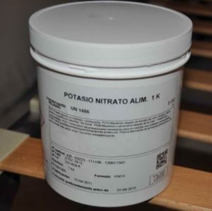 Bote de potasio nitrato encontrado en la habitación del hotel.