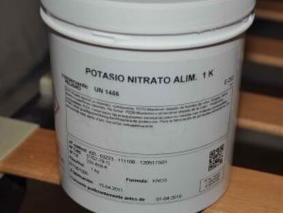 Bote de potasio nitrato encontrado en la habitación del hotel.