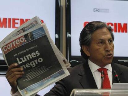 El expresidente peruano Alejandro Toledo muestra un diario que recoge la caída de la Bolsa de Lima tras el ascenso en las encuestas de Ollanta Humala.