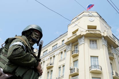 A member of the Wagner group stands guard on a street in the city of Rostov.