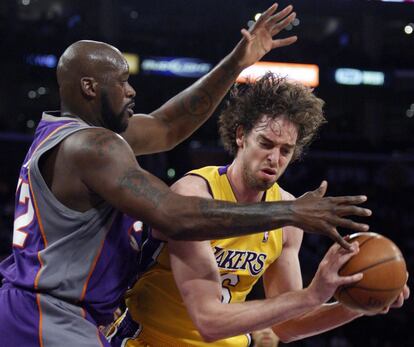 Shaquille O' Neal, de los Phoenix suns intenta quitarle la pelota a Gasol, en un partido en 2009.