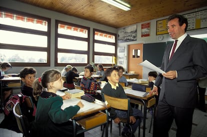 François Bayrou, ministro de Educación, durante su visita a un colegio en septiembre de 1993.