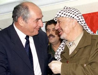 Faisal Huseini, a la izquierda, habla con su amigo el líder palestino, Yasir Arafat, en una reunión de Al Fatah, en 1999.