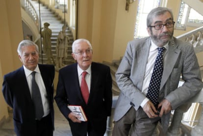 Vargas Llosa, García de la Concha y Muñoz Molina, ayer en el Círculo de Bellas Artes.