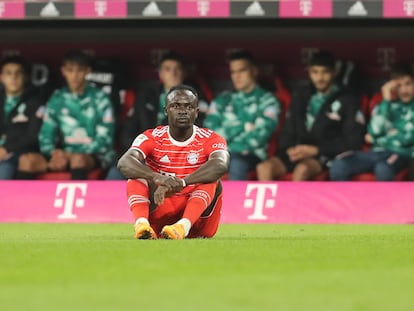 Sadio Mané, sentado sobre el césped del Allianz Arena, tras su lesión este martes.