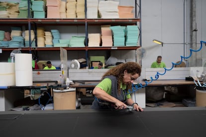 Pepa Sánchez, que también lleva una década trabajando en esto, se encarga de cortar y coser la tapicería.