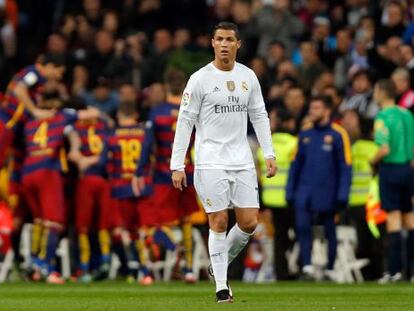 La mirada perdida de Cristiano Ronaldo mientras los jugadores del Barcelona celebran uno de sus cuatro goles