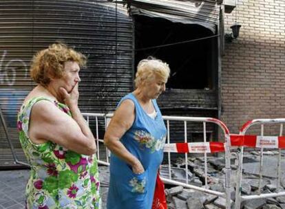 Rostros de preocupación entre las vecinas de la calle de Menorca.