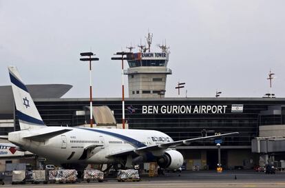 Un avi&oacute;n de El Al en el aeropuerto Ben Gurion, en Israel