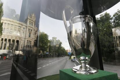 Réplica del trofeo de la Copa de Europa que disputan el Real Madrid y el Atlético, instalada en la plaza de La Cibeles en Madrid.