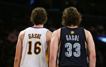 Marc Gasol, a la derecha, en un partido de marzo de 2009 con los Grizzlies en que jugaba contra su hermano Pau Gasol (a la izquierda), entonces en los Lakers.