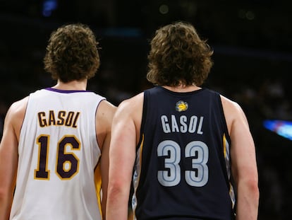 Marc Gasol, a la derecha, en un partido de marzo de 2009 con los Grizzlies en que jugaba contra su hermano Pau Gasol (a la izquierda), entonces en los Lakers.