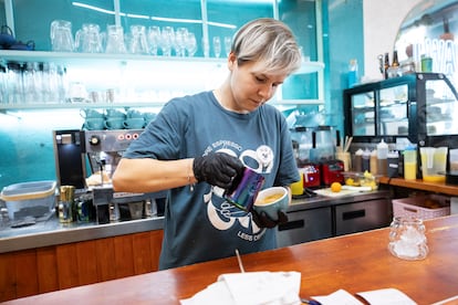 Una camarera prepara un café en Eat my Trip, en la calle Consell de Cent de Barcelona.