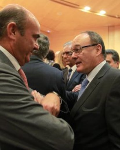 El ministro de Economía, Luis de Guindos (a la izquierda), y el gobernador del Banco de España, Luis María Linde.